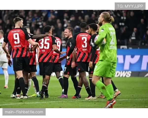 特写：老将格策如何成为法兰克福队内第一点球手