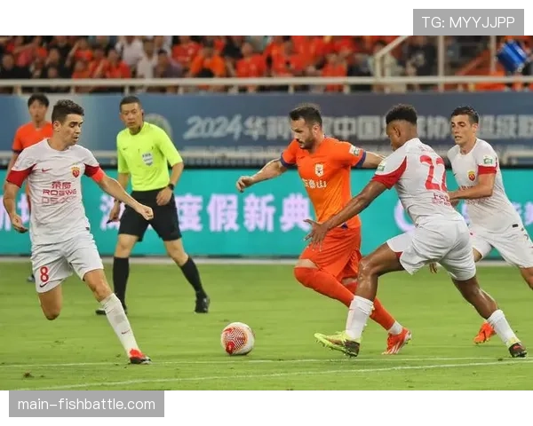 武磊双响，上海海港2-0客胜长春亚泰登顶积分榜