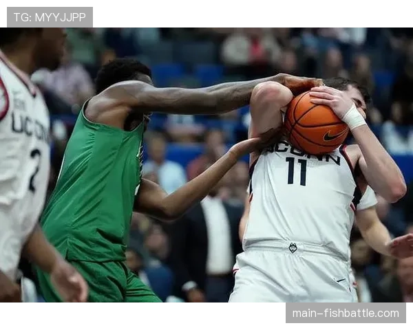 佩奇·布克斯与阿齐·福德：WNBA赛场的情侣档与康大冠军组合